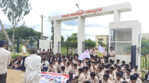 ಗಜೇಂದ್ರಗಡ | ಪಾಲಿಟೆಕ್ನಿಕ್ ಕಾಲೇಜಿಗೆ ಮೂಲಭೂತ ಸೌಕರ್ಯ ಕಲ್ಪಿಸಲು ಒತ್ತಾಯಿಸಿ ಎಸ್ ಎಫ್ ಐ ಪ್ರತಿಭಟನೆ
