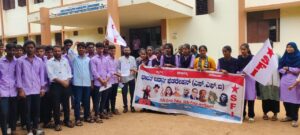 ಗಜೇಂದ್ರಗಡ|ಫಲಿತಾಂಶಗಳ ಆಧಾರಿತ ಪಠ್ಯಕ್ರಮ ಚೌಕಟ್ಟು (LOCF) ಕರಡನ್ನು ಕೈಬಿಡಲು ಒತ್ತಾಯಿಸಿ -ಎಸ್ ಎಫ್ ಐ ಪ್ರತಿಭಟನೆ