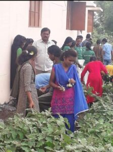 ಇಂಡಿ |ನಾದ ಕೆಡಿ ಗ್ರಾಮದ ಸರ್ಕಾರಿ ಪ್ರೌಢಶಾಲೆಯಲ್ಲಿ ಏಳು ನೂರಕ್ಕೂ ಹೆಚ್ಚು ಗಿಡಮರ ನೆಟ್ಟು ಹಸಿರು ವಾತಾವರಣ ನಿರ್ಮಾಣ