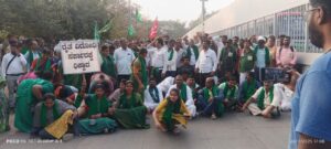 ಬೆಂಗಳೂರು | ಧರಣಿ ಸ್ಥಳಕ್ಕೆ ಬಾರದ ಸಚಿವರು ರಸ್ತೆಗಿಳಿದು ರೈತರ ಹೋರಾಟ ಮುಂದುವರಿಕೆ