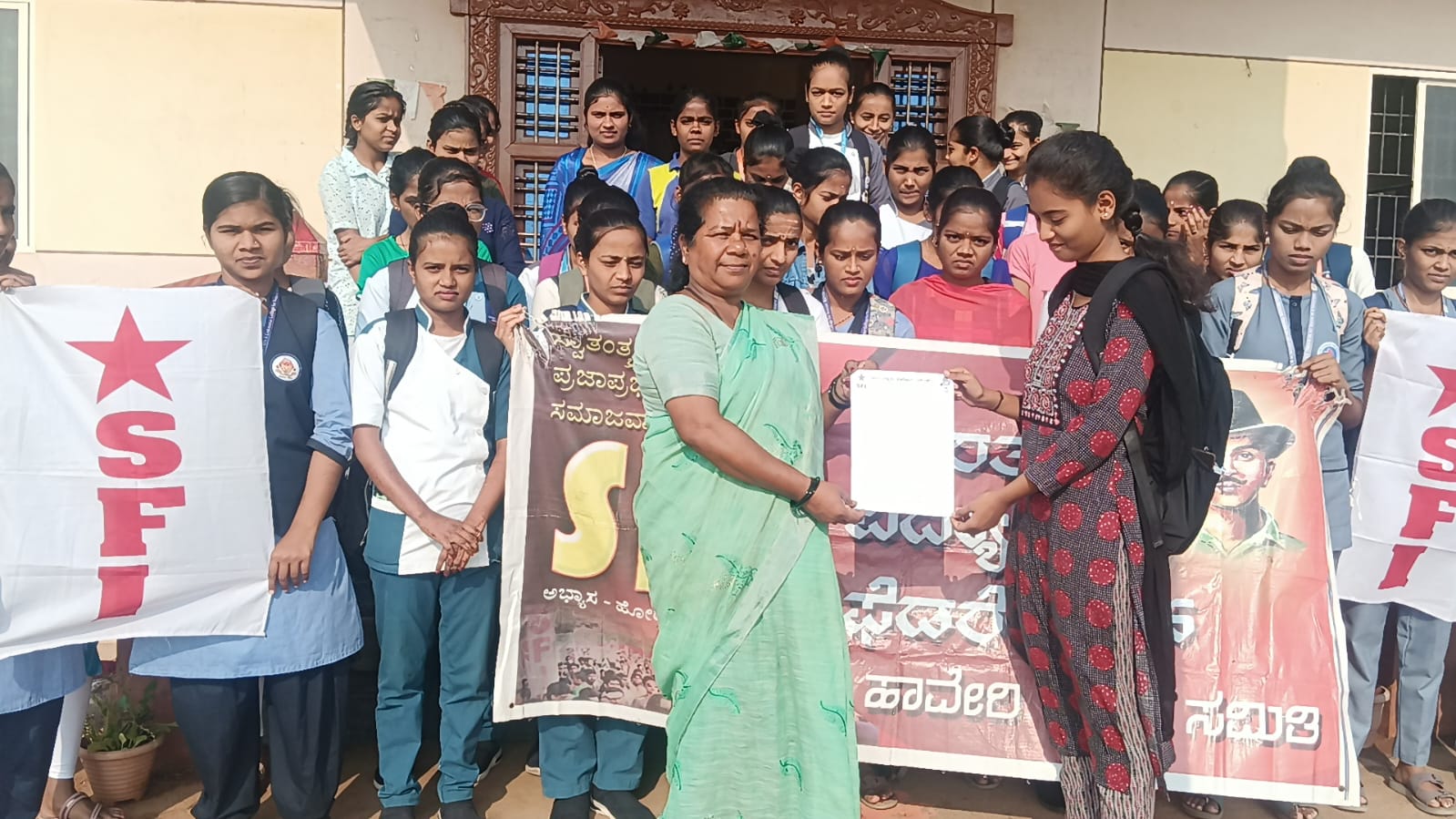 ಹಾಸ್ಟೆಲ್ ವಿದ್ಯಾರ್ಥಿಗಳ ಆಹಾರ ಭತ್ಯೆಯನ್ನು 4.500ರೂ ಏರಿಕೆ ಮಾಡಲು ಆಗ್ರಹಿಸಿ ಎಸ್‌ಎಫ್‌ಐ ಮನವಿ