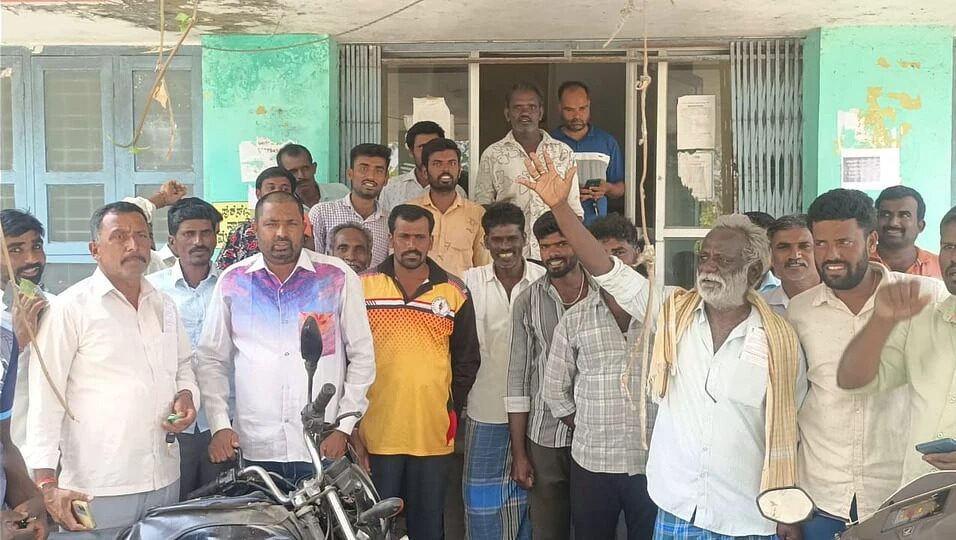 ಪಿರಿಯಾಪಟ್ಟಣ| ರಾಗಿ ಖರೀದಿ ಕೇಂದ್ರದ ಅವ್ಯವಸ್ಥೆ ಖಂಡಿಸಿ ರೈತರು ಪ್ರತಿಭಟನೆ