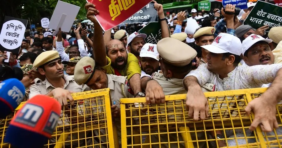 ಭಾರತದ ಲೋಕಸಭೆಯಲ್ಲಿನ ಬಿಕ್ಕಟ್ಟು: ಕೇಂದ್ರೀಕೃತ ಅಧಿಕಾರ ಮತ್ತು ಮೌನಗೊಂಡ ವಿರೋಧ