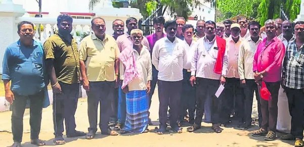 ಭೂಸ್ವಾಧೀನ ವಿರೋಧಿಸಿ ರೈತರ ಆಕ್ರೋಶ: ಸಭೆ ಬಹಿಷ್ಕರಿಸಿ ಪ್ರತಿಭಟನೆ