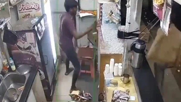 ಟೀ ಅಂಗಡಿ ಕೆಲಸಗಾರನ ಮೇಲೆ ಪೊಲೀಸ್ ಹಲ್ಲೆ: ಸಾರ್ವಜನಿಕರ ಆಕ್ರೋಶ