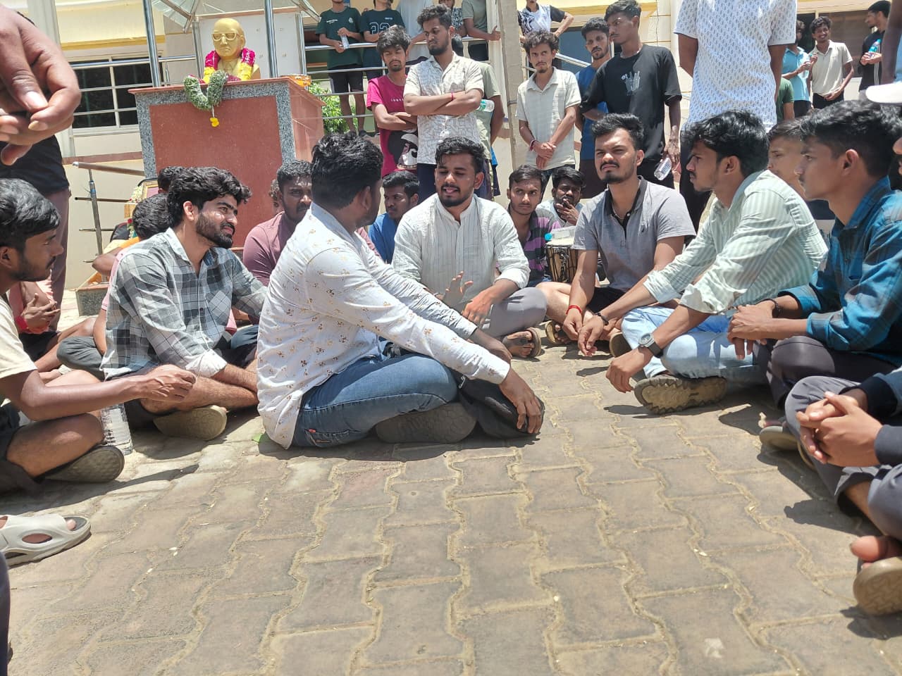 ಮಲ್ಲತಹಳ್ಳಿ| ವಿದ್ಯಾರ್ಥಿನಿಲಯದಲ್ಲಿ ಅವ್ಯವಸ್ಥೆ ಆರೋಪ; ಉಪವಾಸ ಸತ್ಯಾಗ್ರಹ ನಡೆಸಿದ ವಿದ್ಯಾರ್ಥಿಗಳು