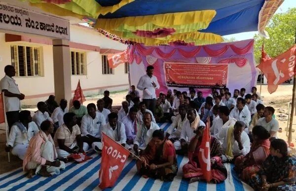 ಸರ್ಕಾರದ ಆದೇಶಗಳನ್ನು ಪಾಲಿಸುವಂತೆ ಒತ್ತಾಯಿಸಿ ಪ್ರತಿಭಟನೆ