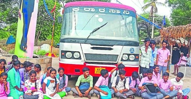 ಬಸ್ ಅವ್ಯವಸ್ಥೆ ಖಂಡಿಸಿ ವಿದ್ಯಾರ್ಥಿಗಳು ಪ್ರತಿಭಟನೆ