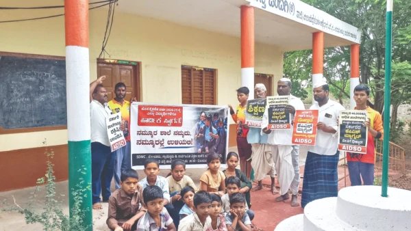 ವಿಜಯಪುರ| ವಸತಿ ಶಾಲೆಗಳನ್ನು ಮುಚ್ಚದಂತೆ ಒತ್ತಾಯಿಸಿ ವಿದ್ಯಾರ್ಥಿಗಳು ಪ್ರತಿಭಟನೆ