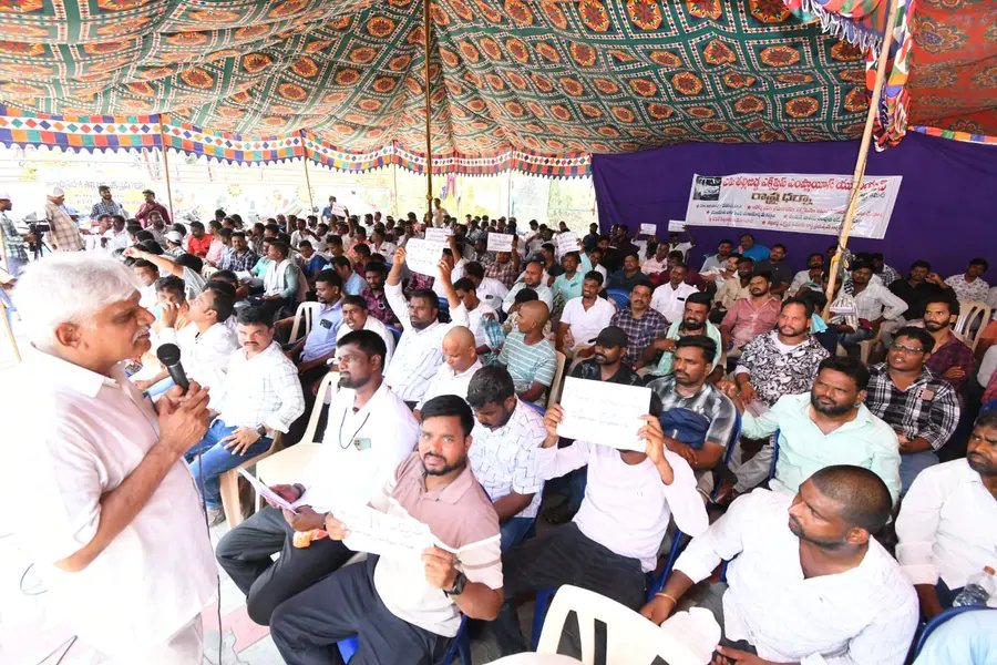 ಕಡಿಮೆ ವೇತನ ವಿರೋಧಿಸಿ ‘ತಳ್ಳಿ ಬಿದ್ದ ಎಕ್ಸ್‌ಪ್ರೆಸ್’ ನೌಕರರ ಧರಣಿ: ತಕ್ಷಣ ಸಮಸ್ಯೆ ಪರಿಹಾರಕ್ಕೆ ಒತ್ತಾಯ