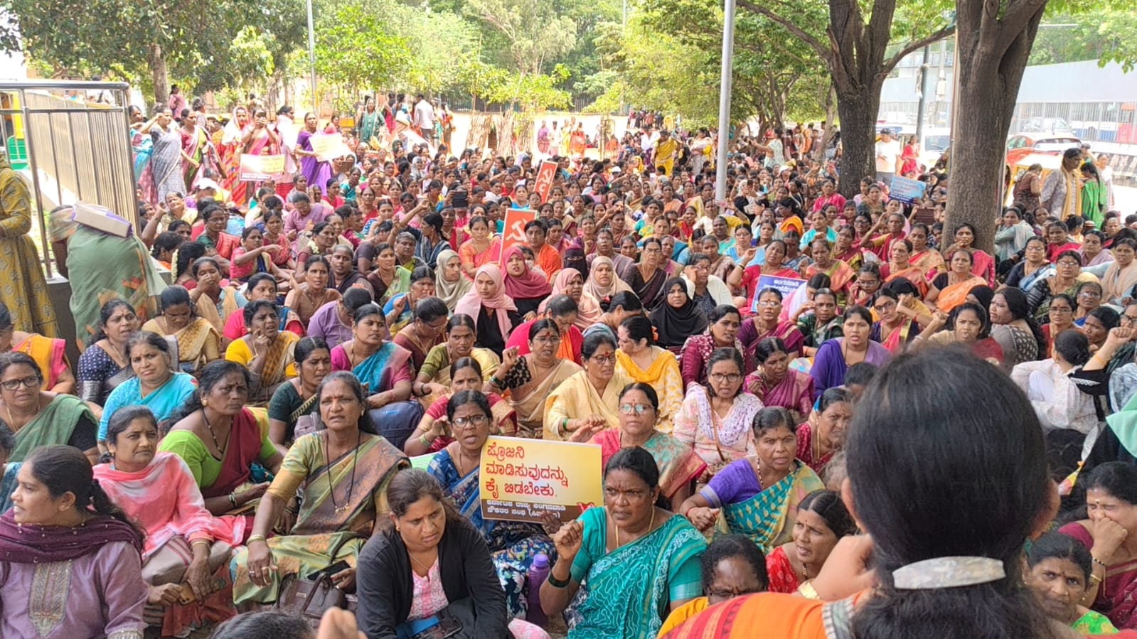 BLO ಕೆಲಸದ ಒತ್ತಡ ವಿರೋಧಿಸಿ ಅಂಗನವಾಡಿ ನೌಕರರು ಪ್ರತಿಭಟನೆ