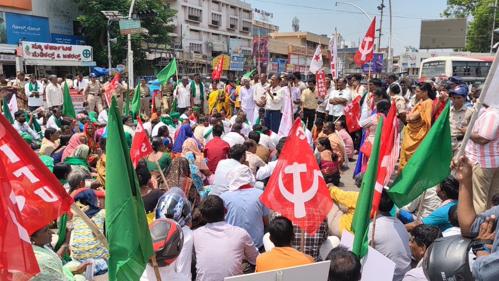 ಭೂ ಸಂತ್ರಸ್ತರ ಆಕ್ರೋಶ: ಬಳ್ಳಾರಿ ಬಂದ್‌ಗೆ ಭಾರೀ ಬೆಂಬಲ