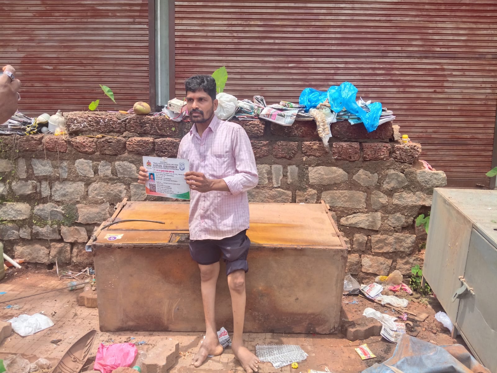ವಿಕಲಚೇತನ ಬೀದಿಬದಿ ವ್ಯಾಪಾರಿಗಳ ಮೇಲೆ ನಗರಪಾಲಿಕೆ ಧಾಳಿ, ಅಧಿಕಾರಿಗಳ ವಿರುದ್ಧ ಆಕ್ರೋಶ