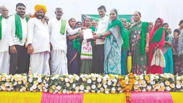 ಕೆರೂರಲ್ಲಿ ರೈತರ ಆಕ್ರೋಶ: ವಿವಿಧ ಬೇಡಿಕೆಗಾಗಿ ಪ್ರತಿಭಟನೆ