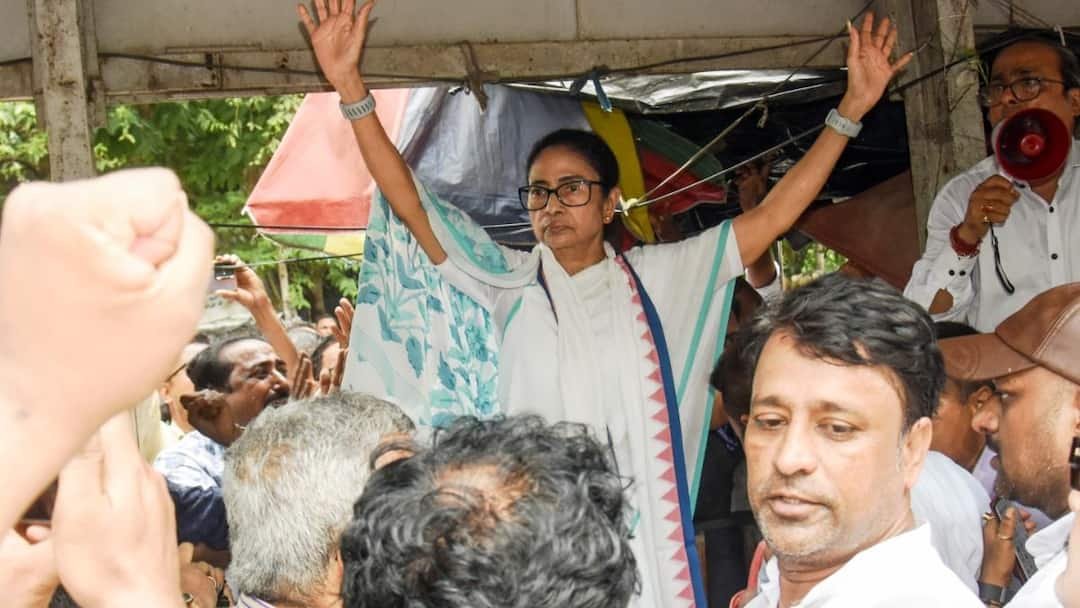 ಟಿಎಂಸಿ ನಾಯಕರ ಮೇಲೆ ದಾಳಿ ಆರೋಪ: ಕೊಲ್ಕತ್ತಾದಲ್ಲಿ ಮಮತಾ ಬ್ಯಾನರ್ಜಿ ಪ್ರತಿಭಟನೆ