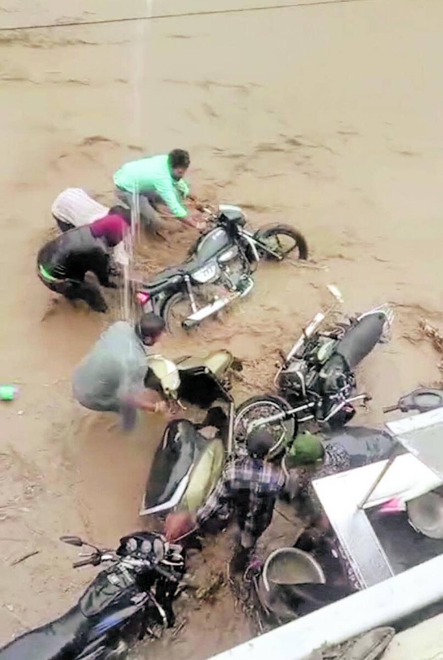 ಬೆಳಗಾವಿ, ಕರಾವಳಿಯಲ್ಲಿ ಧಾರಾಕಾರ ಮಳೆ ಸುರಿದು ಜನಜೀವನ ಅಸ್ತವ್ಯಸ್ತ
