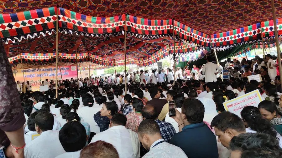 ವೇತನ ಬಾಕಿ, ಬದುಕು ಸಂಕಷ್ಟ: ಆಂಧ್ರದಲ್ಲಿ ಆರೋಗ್ಯ ಸಿಬ್ಬಂದಿಗಳ ಪ್ರತಿಭಟನೆ