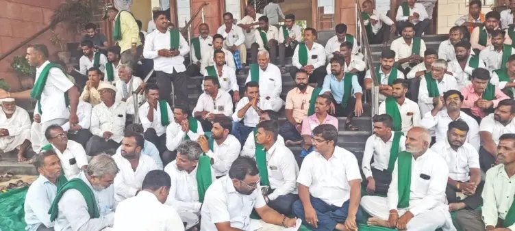 ಬರ ತೀವ್ರತೆ: ಬೆಳೆಸಾಲ ಮನ್ನಾ, ಪರಿಹಾರಕ್ಕೆ ರೈತರ ಒತ್ತಾಯ