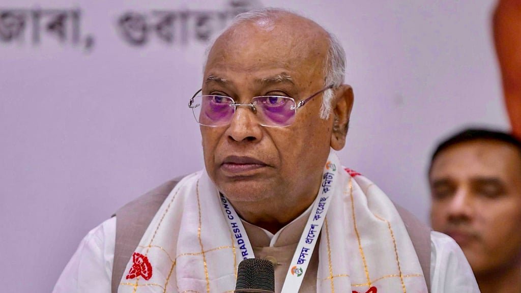 “ಜನರನ್ನು ದೋಚಲಾಗುತ್ತಿದೆ” : ಇಂಧನ ಬೆಲೆ ಏರಿಕೆ ಬಗ್ಗೆ ಕೇಂದ್ರದ ವಿರುದ್ಧ ಖರ್ಗೆ ವಾಗ್ದಾಳಿ