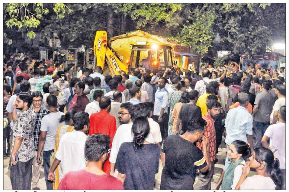 ಜಾಧವಪುರ: ಬಿಜೆಪಿ ಬುಲ್ಡೋಜರ್‌ ಎದುರು ಬೀದಿ ಬದಿ ವ್ಯಾಪಾರಸ್ಥರಿಗೆ ಬೆಂಬಲವಾಗಿ ನಿಂತ ಎಡ ಕಾರ್ಯಕರ್ತರು