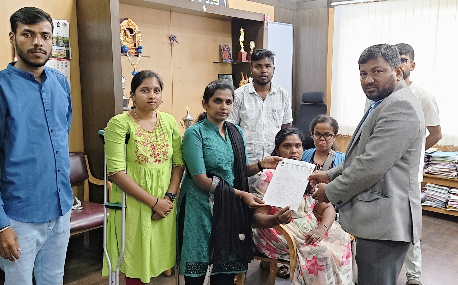 ಬೀದಿಗೆ ಬಿದ್ದ ವಿಕಲಚೇತನ ಮಹಿಳೆಯರು: ಕಣ್ಣು ಮುಚ್ಚಿಕುಳಿತ ಜಿಲ್ಲಾಡಳಿತ