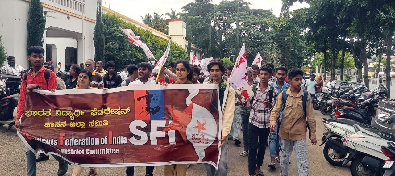 ನೀಟ್ ಪ್ರಶ್ನೆಪತ್ರಿಕೆ ಸೋರಿಕೆ ಖಂಡಿಸಿ ಎಸ್‌ಎಫ್‌ಐ ಪ್ರತಿಭಟನೆ: ಧರ್ಮೇಂದ್ರ ಪ್ರಧಾನ್ ರಾಜೀನಾಮೆಗೆ ಒತ್ತಾಯ