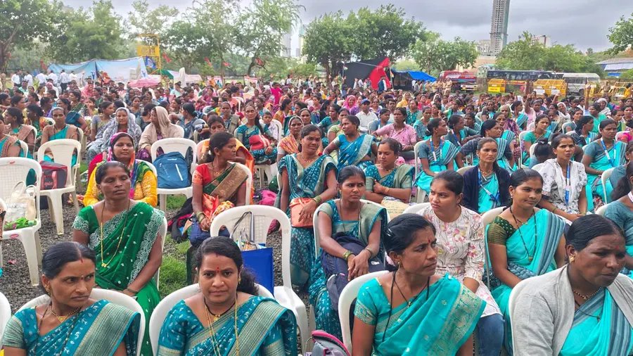 ಮುಂಬೈ| ಆದಿವಾಸಿ ಮಹಿಳೆಯರ ಧರಣಿ: PESA ಮೊಬೈಲೈಸರ್ ಹುದ್ದೆ ಕಡಿತ ವಿರೋಧಿಸಿ ಪ್ರತಿಭಟನೆ
