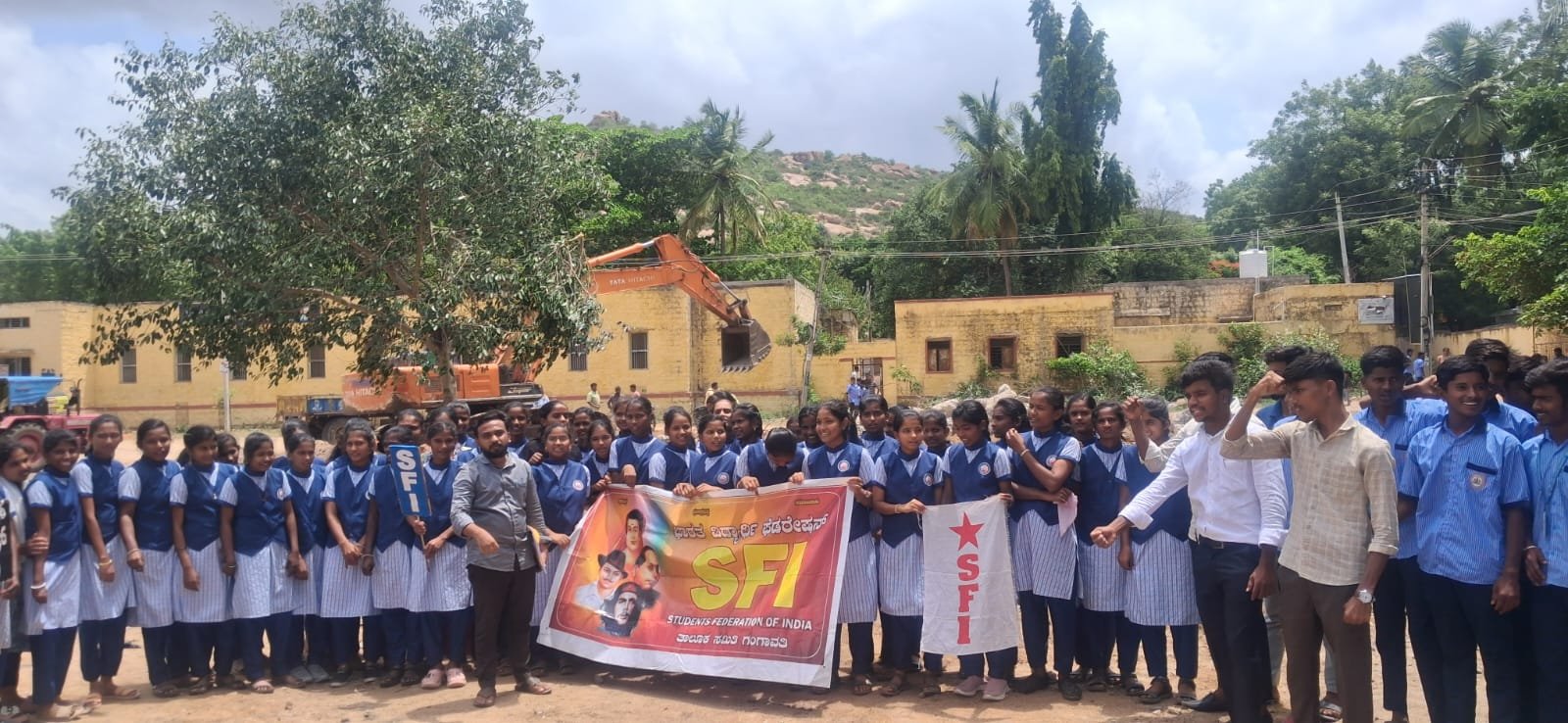 ಕಲಾ ರಂಗಮಂದಿರ ನೆಲಸಮ ಖಂಡಿಸಿ ಎಸ್‌ಎಫ್‌ಐ ಪ್ರತಿಭಟನೆ; ಮರುನಿರ್ಮಾಣಕ್ಕೆ ಆಗ್ರಹ
