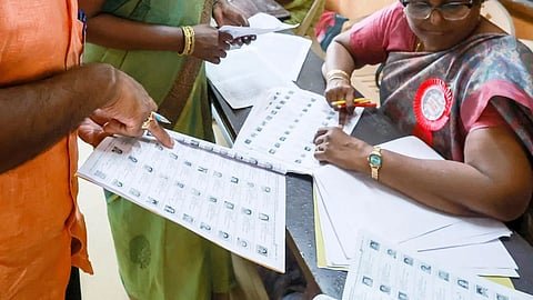 ಬೆಂಗಳೂರು| ಎಸ್‌ಐಆರ್‌ ಪ್ರಕ್ರಿಯೆ: ಬಿಎಲ್ಒಗಳ ಮೇಲಿನ ಒತ್ತಡ ಕಡಿಮೆ ಮಾಡಲು ಆಗ್ರಹ