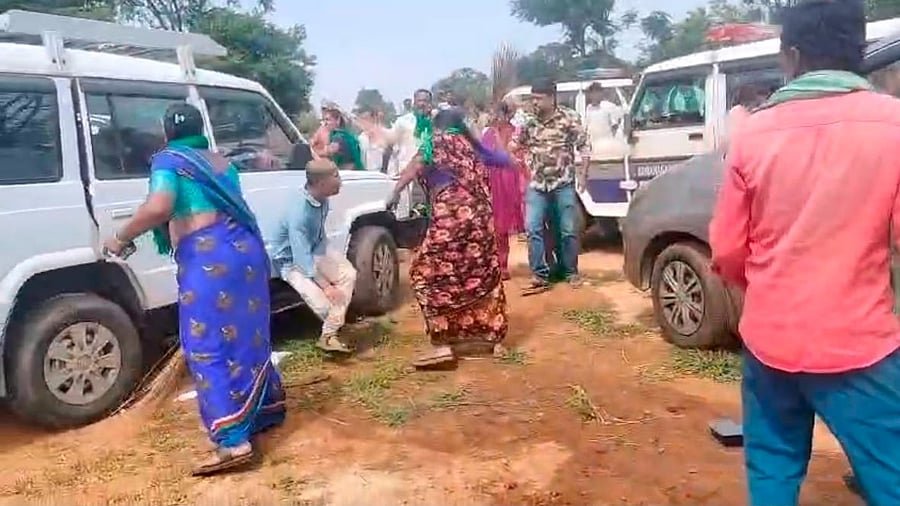 ಬಿಡದಿ ಟೌನ್‌ಶಿಪ್ ಯೋಜನೆ ವಿರೋಧ: ಮಹಿಳೆಯರ ಬೃಹತ್ ಪ್ರತಿಭಟನೆ, ಸಮೀಕ್ಷೆ ತಡೆ