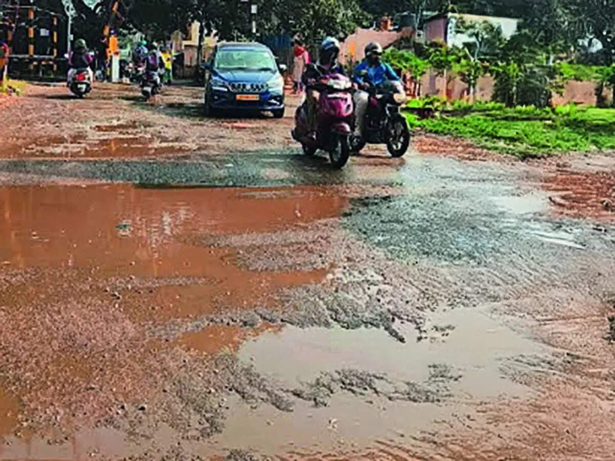 ಬಜಪೆ - ಕೆಂಜಾರು ಹೆದ್ದಾರಿಯಲ್ಲಿ ಭಾರಿ ಹೊಂಡಗಳು: ವಿಮಾನ ನಿಲ್ದಾಣ ರಸ್ತೆ ಸಂಚಾರ ಸಂಕಷ್ಟ