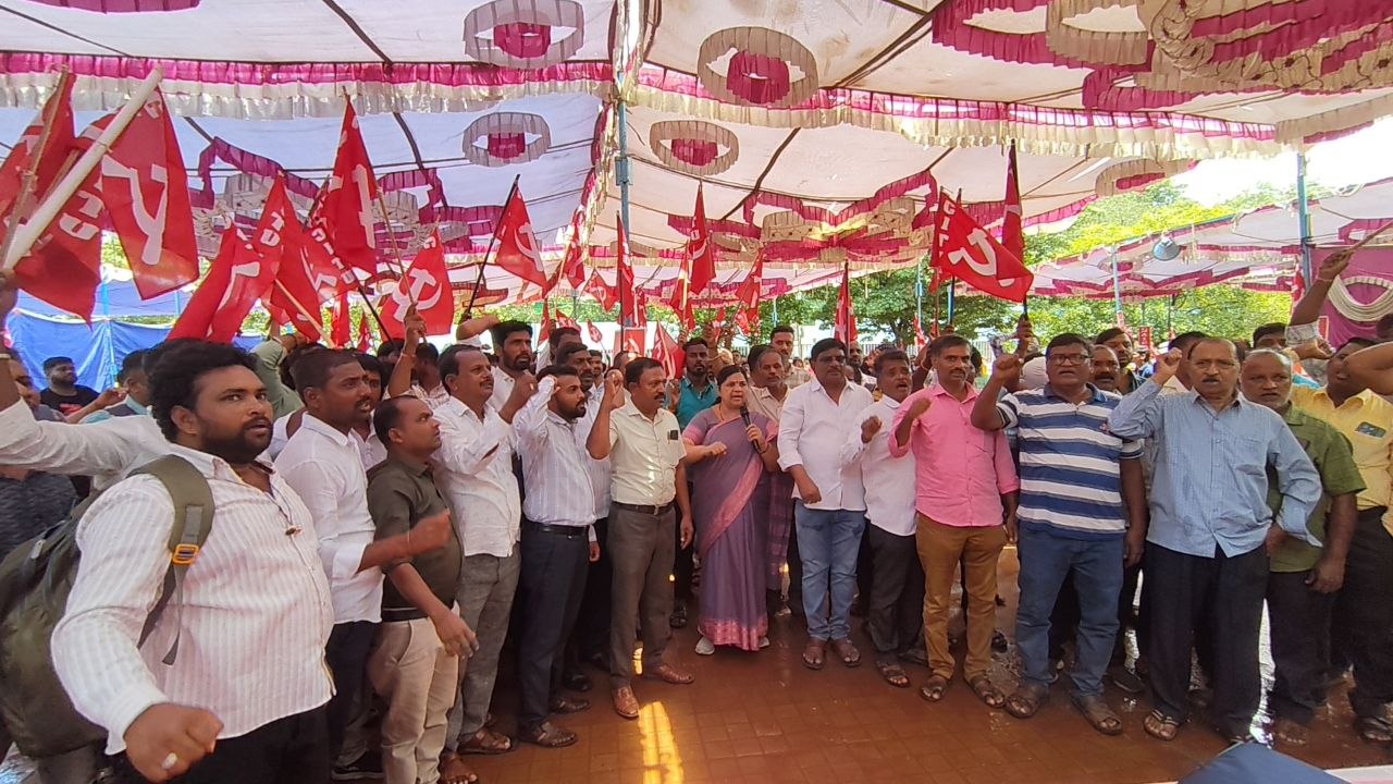 ವಿದ್ಯುತ್ ಕಾರ್ಮಿಕರ ಆಕ್ರೋಶ: ಕನಿಷ್ಠ ವೇತನ ಜಾರಿ, ಗುತ್ತಿಗೆ ಪದ್ಧತಿ ರದ್ದುಪಡಿಸಲು ಆಗ್ರಹ