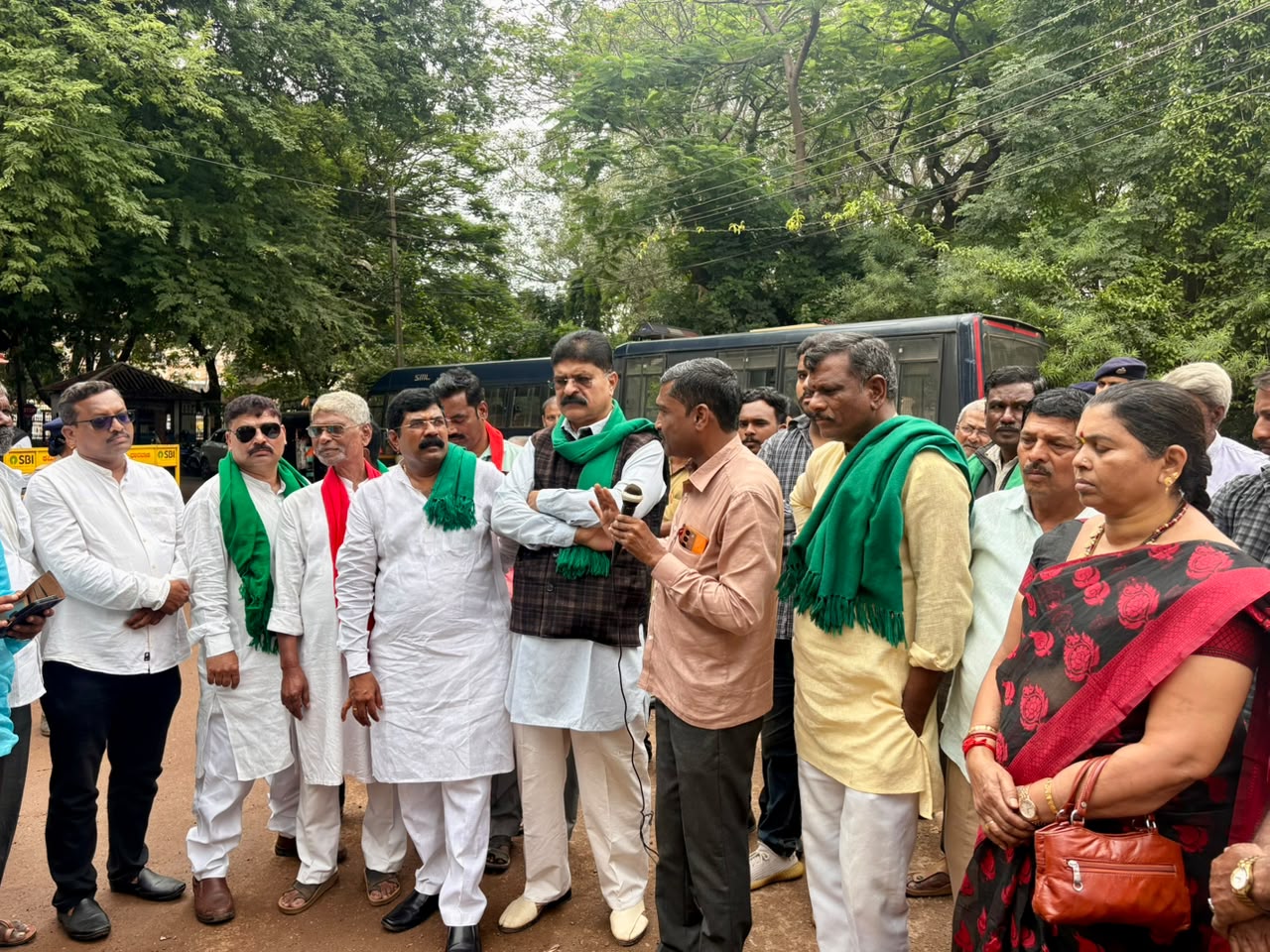 ಕಳಸಾ-ಬಂಡೂರಿ ಹೋರಾಟಗಾರರ ಬಂಧನ, ಬಳಿಕ ಬಿಡುಗಡೆ; ಪ್ರಹ್ಲಾದ ಜೋಶಿ ಕಚೇರಿ ಎದುರು ಪ್ರತಿಭಟನೆ