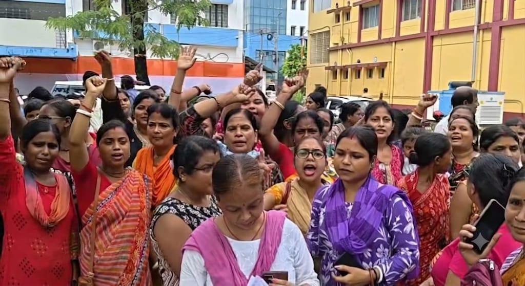ಅನ್ನಪೂರ್ಣ ಯೋಜನೆ ಹಣ ಸಿಗದೆ ಪಶ್ಚಿಮ ಬಂಗಾಳದಲ್ಲಿ ಮಹಿಳೆಯರ ಪ್ರತಿಭಟನೆ: ರಸ್ತೆ ತಡೆ, ಕಚೇರಿಗಳಿಗೆ ಮುತ್ತಿಗೆ