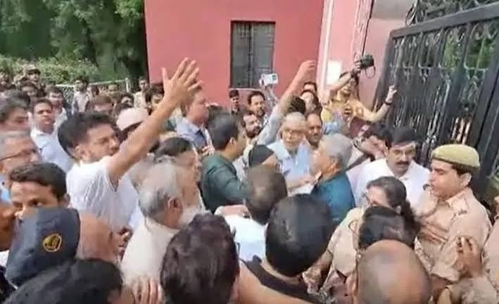 ಎಎಂಯು ಭೂಮಿ ವಶಕ್ಕೆ ಪಡೆಯಲು ನಗರಪಾಲಿಕೆ ಯತ್ನ: ಅಧ್ಯಾಪಕರ ಪ್ರತಿಭಟನೆ
