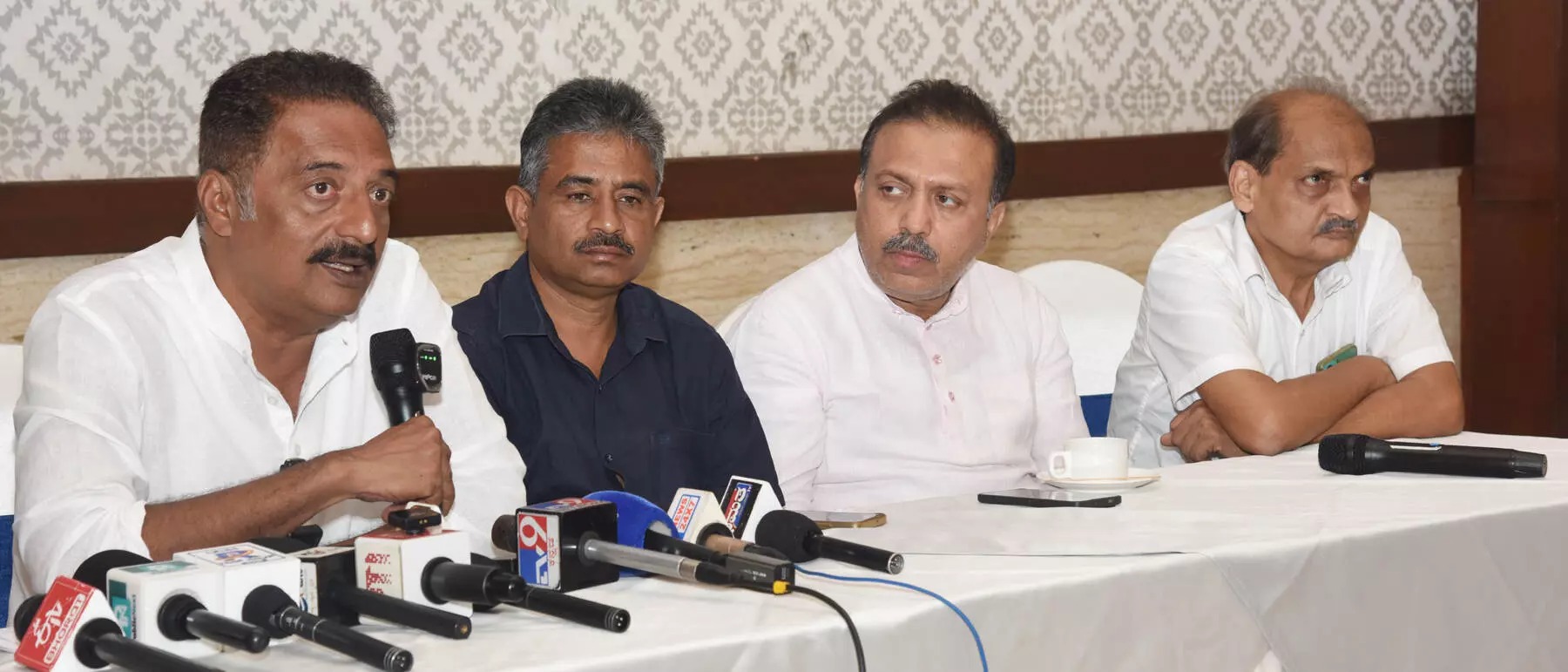 ದೋಷಪೂರಿತ ಎಸ್‌ಐಆರ್‌ ರದ್ದುಪಡಿಸಿ: ಪ್ರಕಾಶ್ ರಾಜ್ ಆಗ್ರಹ