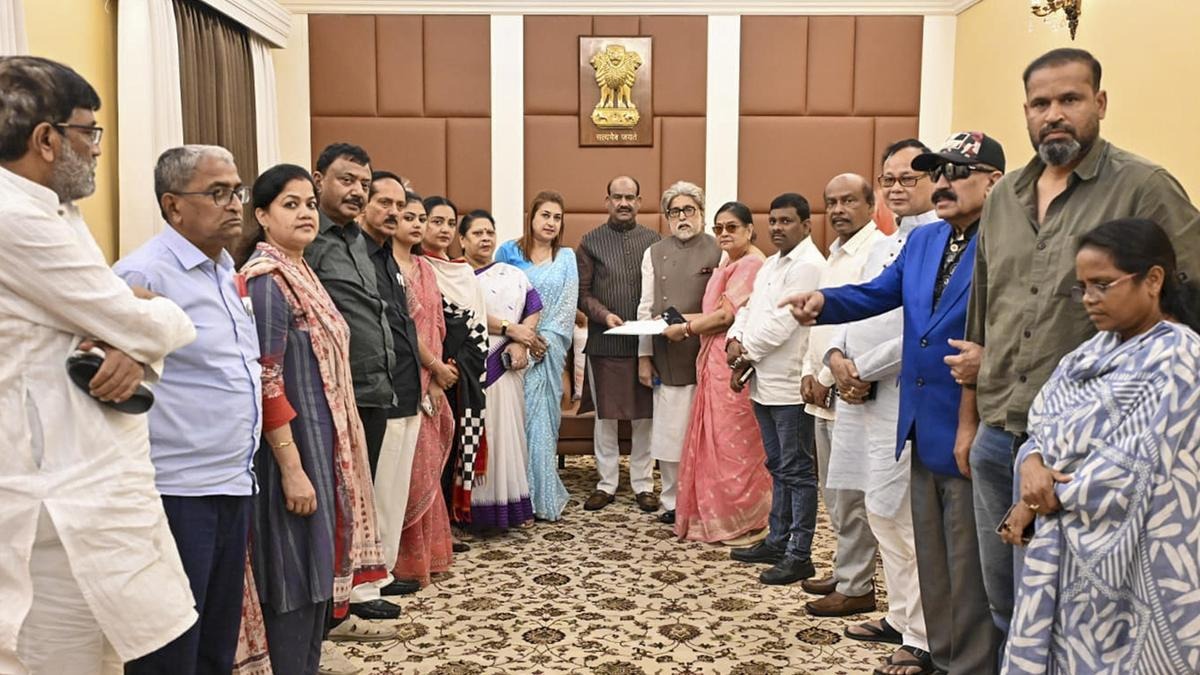 ಅನರ್ಹತೆ ನೋಟಿಸ್‌ಗೆ ಉತ್ತರಿಸಲು 15 ದಿನಗಳ ಕಾಲಾವಕಾಶ ಕೇಳಿದ 20 ಬಂಡಾಯ ಟಿಎಂಸಿ ಸಂಸದರು