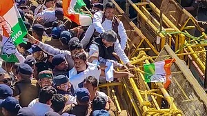 ಉತ್ತರಾಖಂಡ ವಿಧಾನಸಭೆ ಅಧಿವೇಶನದ ಮೊದಲ ದಿನವೇ ಪ್ರತಿಭಟನೆ: ಕಾಂಗ್ರೆಸ್‌–ಯುಕೆಡಿ ಕಾರ್ಯಕರ್ತರು, ಪೊಲೀಸರ ನಡುವೆ ಘರ್ಷಣೆ